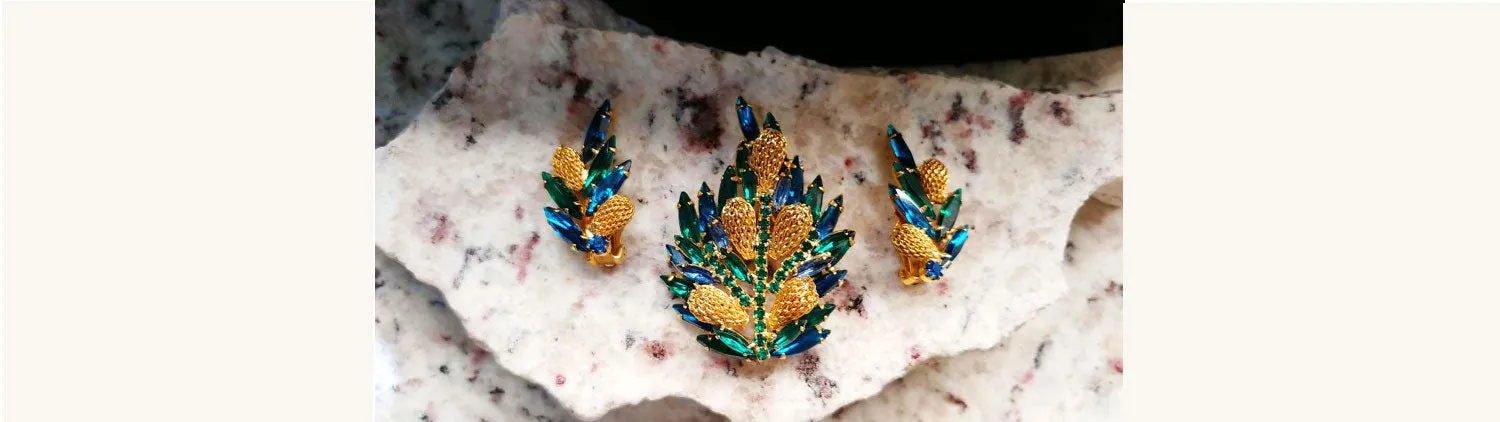 VINTAGE SPARKLING ROYAL BLUE & EMERALD GREEN MARQUIS AND ROUND RHINESTONE PIN AND EARRINGS SET