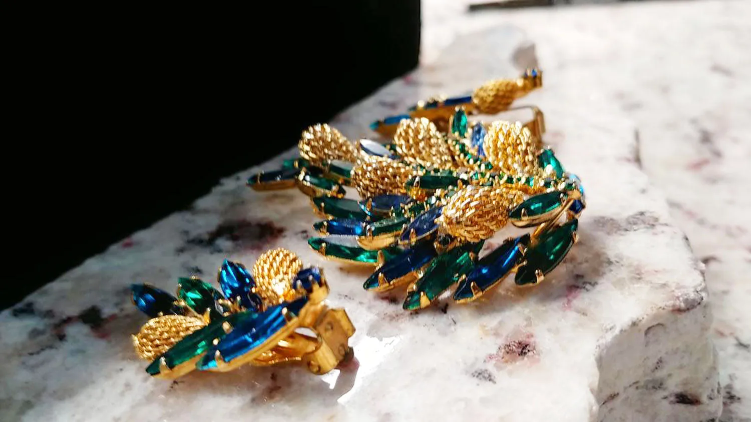VINTAGE SPARKLING ROYAL BLUE & EMERALD GREEN MARQUIS AND ROUND RHINESTONE PIN AND EARRINGS SET
