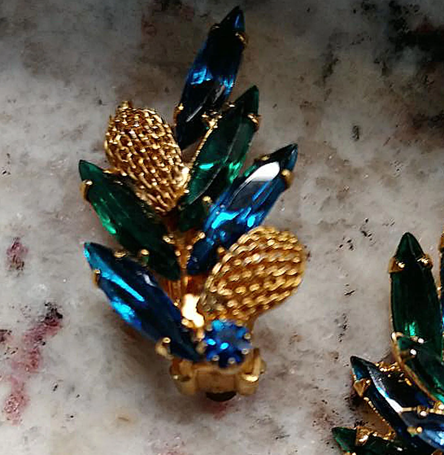 VINTAGE SPARKLING ROYAL BLUE & EMERALD GREEN MARQUIS AND ROUND RHINESTONE PIN AND EARRINGS SET