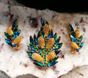VINTAGE SPARKLING ROYAL BLUE & EMERALD GREEN MARQUIS AND ROUND RHINESTONE PIN AND EARRINGS SET