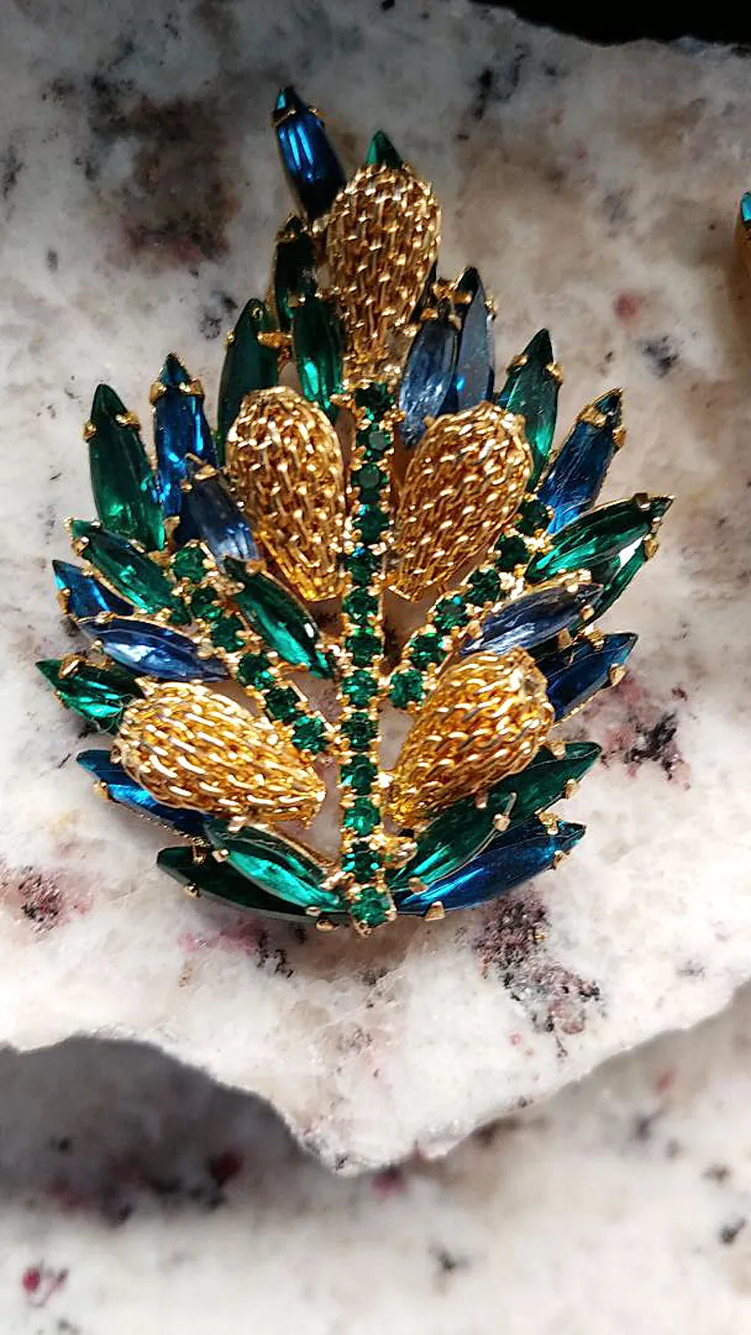 VINTAGE SPARKLING ROYAL BLUE & EMERALD GREEN MARQUIS AND ROUND RHINESTONE PIN AND EARRINGS SET